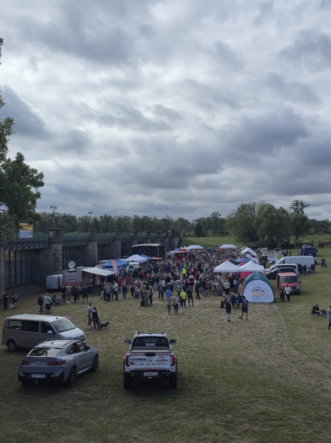 Besucher und Informationsstände beim Familienfest am Pretziener Wehr