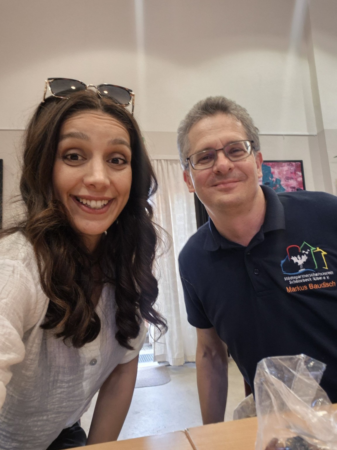 Eine Teilnehmerin aus Söke und Markus Baudisch beim Begrüßungsabend im Treff