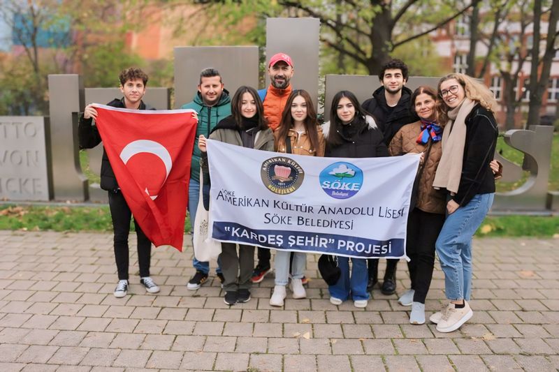 Jugendgruppe aus Söke mit türkischer Fahne