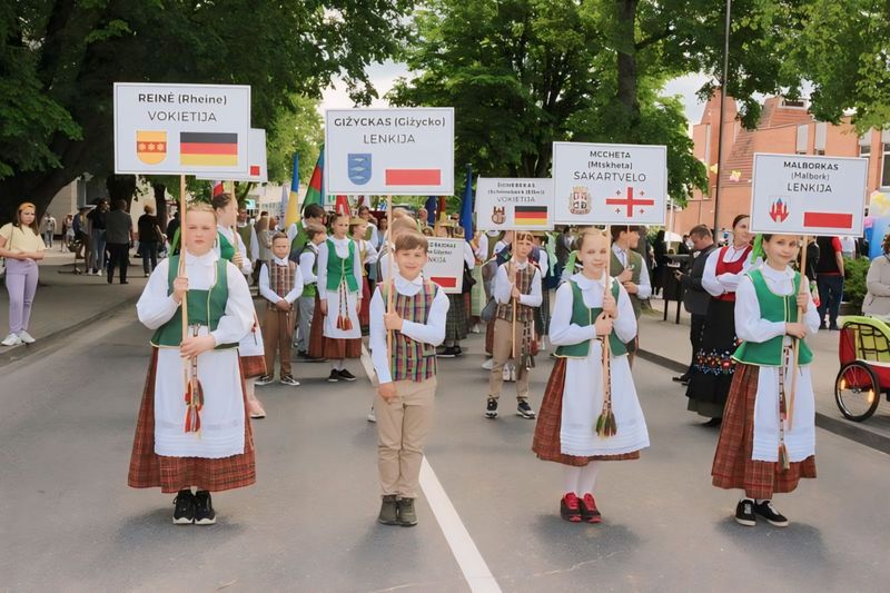 Internationaler Festumzug mit litauischen Trachten in Trakai